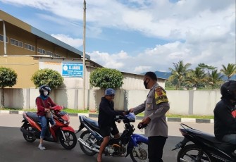 Bhabinkamtibmas Polsek Cikijing Berikan Masker dan Teguran Persuasif Kepada Warga Binaan
