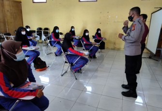 Kanit Binmas Polsek Lemahsugih Berikan Himbauan Prokes Covid-19 Saat Pembelajaran Tatap Muka Terbatas