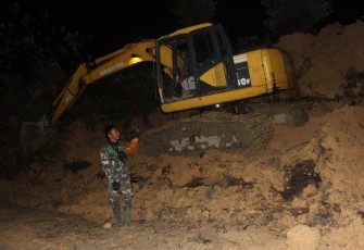 Satgas TMMD 112 Kerja Lembur Tuntaskan Pembuatan Parit