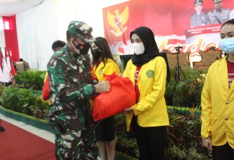 Tinjau Vaksinasi Massal, Dandim Palangka Raya Berikan Tali Asih
