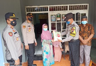 Anggota Polres Kendal dan Jajaran Polsek Boja berikan bantuan kepada Keluarga Anggota Polres Kendal yang meninggal akibat covid