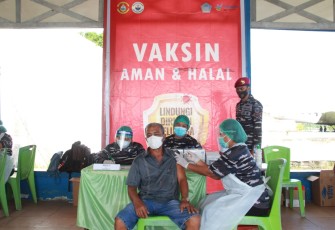 Danyon Marhanlan VIII Bitung Letkol Marinir Anugerah Auliadi Santoso, M.Tr.Hanla. M.M saat pantau pelaksanaan vaksinasi