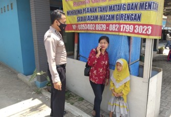 habinkamtibmas Polsek Palasah Dengan Humanis Tegur Warga Tidak Menggunakan Masker