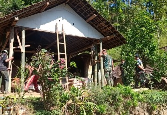 Tangga bambu saksi bisu dalam pengerjaan RTLH di TMMD 112