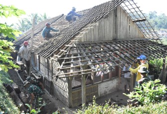 Harunya Warga Rumah Dibongkar TNI