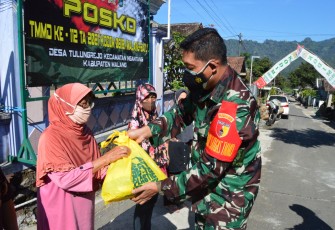 Dandim Berikan Sembako Kepada Warga di Lokasi TMMD