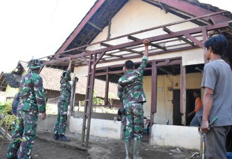 Atap Rumah Lapuk Mulai Sirna