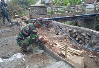 Satgas Bantu Pemasangan Mal untuk Pengecoran jalan di TMMD 112