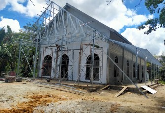 Satgas TMMD Kebut Pemasangan Rangka Baja Ringan Gereja Mawar Saron