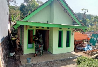 Proses Finishing Pengecetan Oleh Satgas TMMD 112