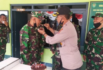 Kapolsek Kadipaten Datangi Koramil Beri Kejutan dan Ucapkan HUT TNI Ke 76