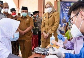Bupati Purwakarta Anne Ratna Mustika Menyaksikan Proses Vaksinasi Santri 