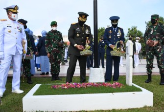 Ziarah dan Tabur Bunga di Taman Makam Pahlawan Warnai HUT ke-76 TNI