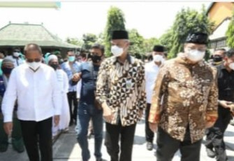 Tradisi Grebeg Apem 'Yaa Qowiyyu' di Klaten Dihadiri Ganjar dan Airlangga, Apem Diantar ke Rumah Warga Pakai Ojol
