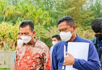 Gubernur provinsi Kepri H.Ansar Ahmad saat komunikaai bersama GGM Bintan Resort Abdul Wahab