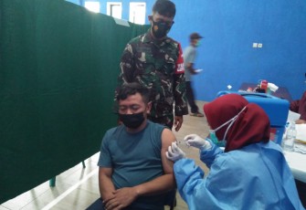 PAM Koramil 0818/20 Tajinan di Kegiatan Vaksinasi Covid-19