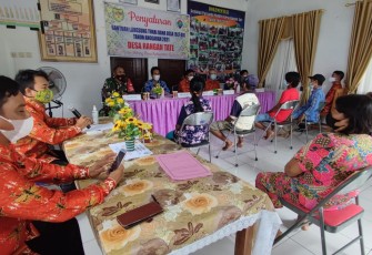 Babinsa Lakukan Pendampingan BLT DD Tahap 2 Desa Rangan Tate