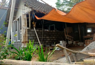 Terpal Peneduh Satgas TMMD 112 di Lokasi RTLH