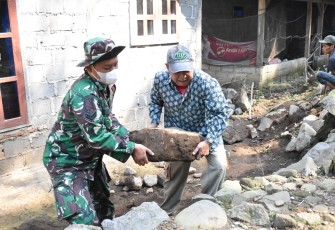 Kerjasama TNI dan Warga Yang Kompak di Lokasi TMMD