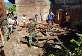 Gotong Royong Terwujud di Pembongkaran Rumah di TMMD 112 Tulungrejo