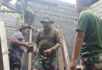 Senda Gurau Sesama para Satgas TMMD  di Lokasi RTLH 