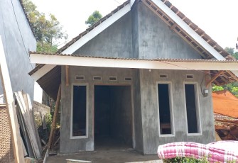 Teras Rumah Ibu Sumiati Tergarap Dengan Apik