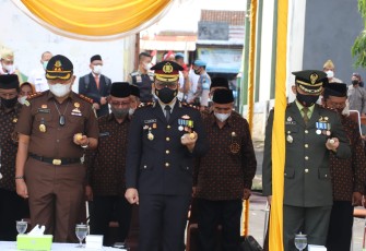 Kapolres Kendal hadiri upacara dalam rangka memperingati hari pahlawan ke 76 tahun 2021di lapangan Bebengan Boja, Rabu 10/11/2021