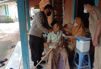 Polsek Pegandon Kawal Vaksinasi Door To Door Untuk Ratusan Lansia Di Wilayah Ngampel