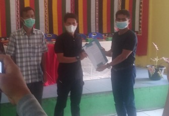 Salah seorang calon Kepala Desa Pulo Sarok, saat memperlihatkan nomor urut didampingi mantan Kades/Kechik setempat, dengan tetap mentaati protokol kesehatan.