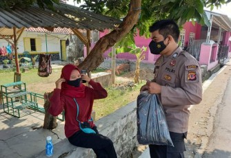 Bhabinkamtibmas Polsek Kasokandel Bagikan Masker Gratis ke Masyarakat Upaya Pencegahan Penularan Covid-19