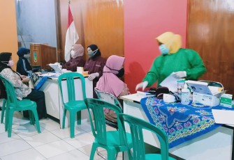 Kapolsek Kadungora Giat Monitoring Pelaksanaan Vaksinasi Kepada Masyarakat Umum Desa Rancasalak