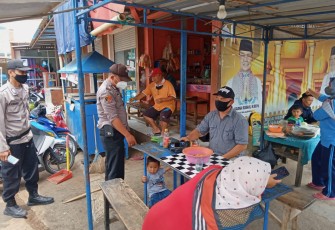 Bhabinkamtibmas Polsek Malausma Himbau Warga Agar Patuhi Prokes Saat Keluar Rumah