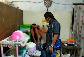 Agus Ketua KPAI Pati saat mengunjungi anak (korban)