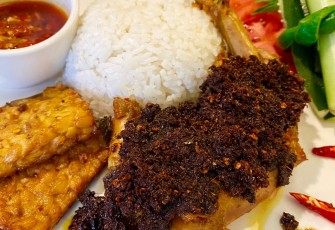 Nikmati Ayam Bumbu Ireng Khas Madura di Hotel Santika Bengkulu