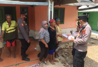 Personil Polsek Kertajati Patroli Dialogis dan Bagikan Masker