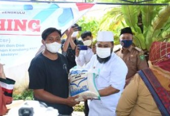 Helmi Hasan Bagi Beras 10 Kg Lebih Sebutir ke Warga