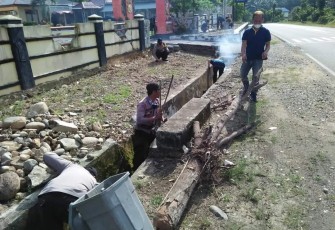 Polsek Tanjung Kemuning Gotong Royong Dengan Warga Jaga Kebersihan
