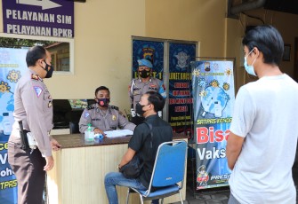Satlantas Polres Kendal melaksanakan kegiatan Vaksin bagi pemohon di Pelayanan SIM Satpas Kendal pada hari Selasa 22/6/2021.
