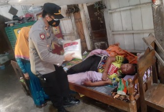 Kapolsek Cepiring Iptu Agung Setio Nugroho beserta personel Polsek Cepiring melaksanakan kegiatan bansos untuk meringankan masyarakat yang terdampak Covid-19 di desa Cepiring, Kamis, 22 Juli 2021.