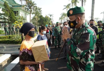 Komandan Korem 071/Wijayakusuma, Kolonel Inf Dwi Lagan Safrudin, S.I.P., menerima bantuan beras sebanyak 300 ton dari PT. FKS Pangan Nusantara dan Yayasan Bakti Barito bekerjasama dengan Kementrian Manivest, melalui Kodam IV/Diponegoro yang nantinya akan di salurkan ke seluruh wilayah Kodim Kodim  Jajaran Korem 071/Wijayakusuma Jumat (23/7/2021).