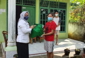 Wawali Dedy Bersama IKAL Unib Salurkan Bantuan Sembako Pada Warga Isoman