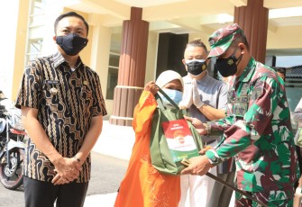 Pembagian beras untuk warga terdampak pandemi