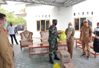 Dandim Bersama Forkopimda Palangka Raya Salurkan Bansos Bagi Warga Isoman