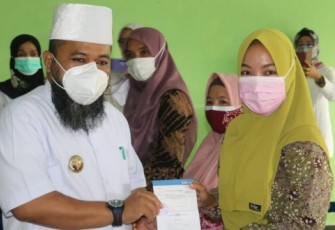 Perhatikan Ketahanan Pangan, Walikota Helmi Salurkan Bantuan DAKNF ke Petani