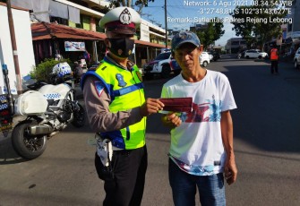 Polres Rejang Lebong Bagikan Bendera dan Masker