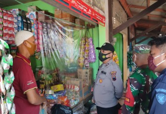 Polsek Brangsong laksanakan kegiatan posko di pasar Sidorejo Kecamatan Brangsong Kabupaten Kendal pada Hari Jumat, (06/08/2021)