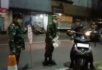 Babinsa Koramil 07/Bandar Dim 0736/Batang Sertu Maafi dan beberapa anggota Babinsa melakukan himbauan kepada masyarakat. Rabu ( 11/8/21 ).