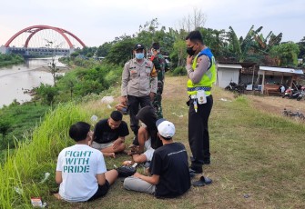 Polsek Weleri melakukan kegiatan pemantauan dan Penindakan PPKM Level 4 mulai tgl 10 Agustus s/d 16 agustus 2021 bertempat di Desa Sambongsari. Sabtu (14/08/2021)