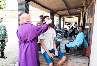 Babinsa Koramil 23/Kedewan Koptu Slamet Bersama Bhabinkamtibmas Tim Kesehatan Puskesmas Kedewan dan Pemerintah Desa (Pemdes) Wonocolo, melaksanakan pendampingan kegiatan pelacakan (Tracing) dan testing dengan Swab Antigen kepada 2 orang kontak erat dengan pasien terkonfirmasi positif covid-19