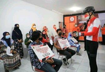 Gubernur Ganjar Pranowo  yang Saat Itu Hadir Untuk Menyerahkan Secara Simbolis Bantuan Sosial Tunai yang Diselenggarakan Dinas Sosial Provinsi Jateng